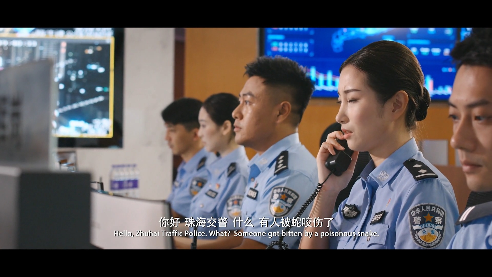 珠海|中秋前夜男子脑背山拍照被毒蛇咬伤坠下山崖！这群人连夜山上救他！