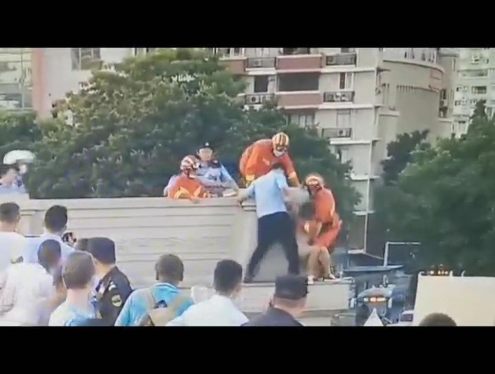 消防员|你们跨过围栏的样子真帅 | 为英勇救人的人民警察和消防员点赞！