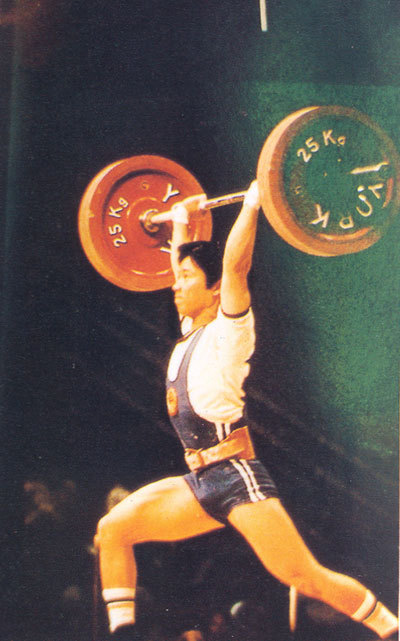 曾国强,广东东莞石龙人,是中国奥运史上第一个摘取奥运会举重金牌